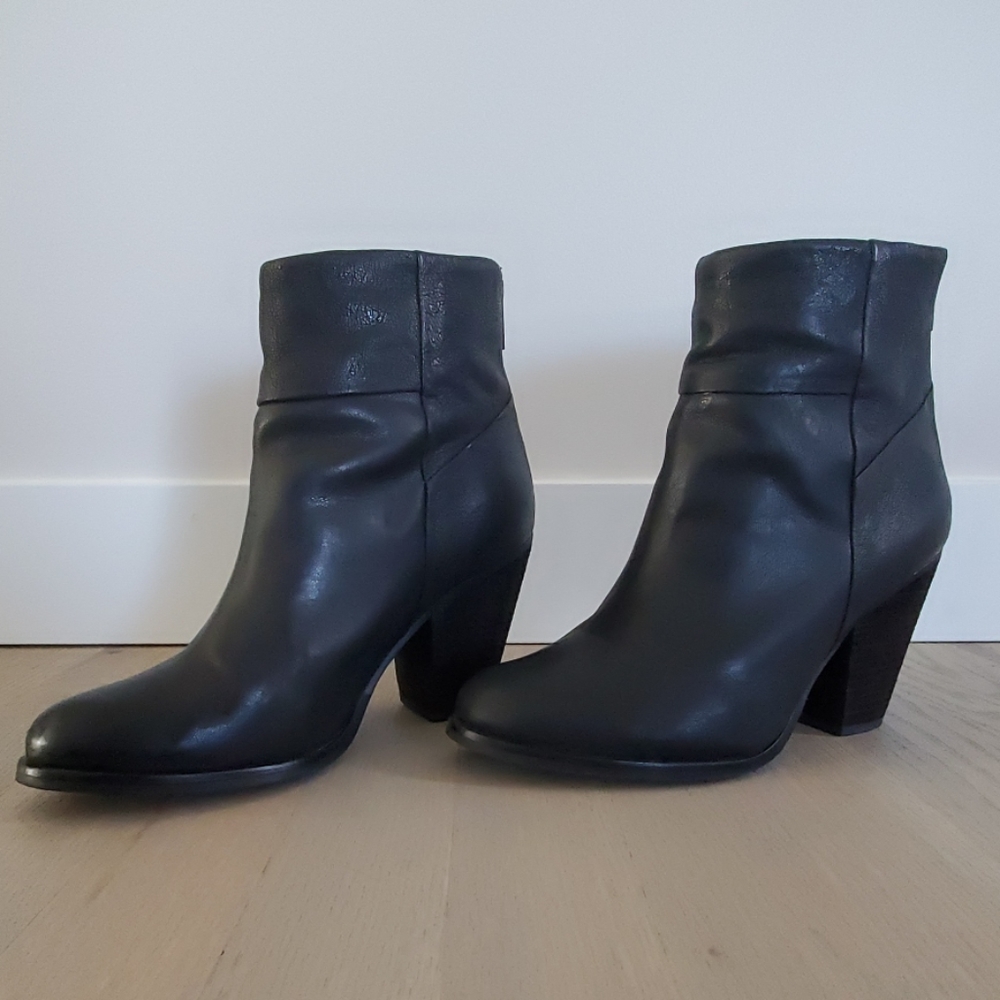 Arturo Chiang Hadley black booties